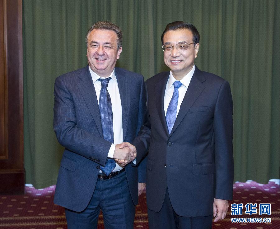 6月21日，國(guó)務(wù)院總理李克強(qiáng)在希臘克里特省首府伊拉克利翁會(huì)見(jiàn)省長(zhǎng)阿爾納烏塔基斯。 新華社記者 王曄 攝