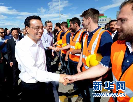 6月20日，國(guó)務(wù)院總理李克強(qiáng)與希臘總理薩馬拉斯共同考察中國(guó)遠(yuǎn)洋運(yùn)輸集團(tuán)比雷埃夫斯集裝箱碼頭。這是李克強(qiáng)和薩馬拉斯來(lái)到3號(hào)碼頭，同碼頭工人親切交流。新華社記者 李濤 攝 
