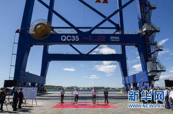 這是李克強(qiáng)和薩馬拉斯在3號(hào)碼頭發(fā)表講話。新華社記者 王曄 攝