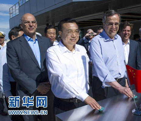 這是李克強(qiáng)與薩馬拉斯共同發(fā)出指令，一列滿載中國(guó)貨物的列車緩緩駛出比雷埃夫斯港，開往中東歐目的地。新華社記者 王曄 攝