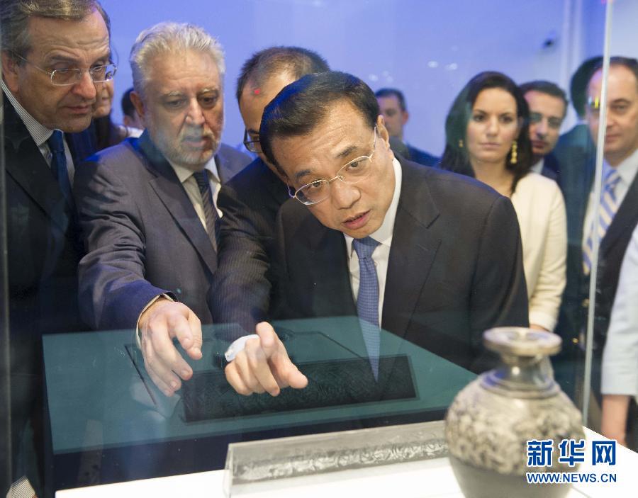  6月21日，國務(wù)院總理李克強(qiáng)與希臘總理薩馬拉斯共同出席希臘伊拉克利翁博物館新館開館儀式并發(fā)表講話。這是李克強(qiáng)在參觀博物館展品。新華社記者 黃敬文 攝 