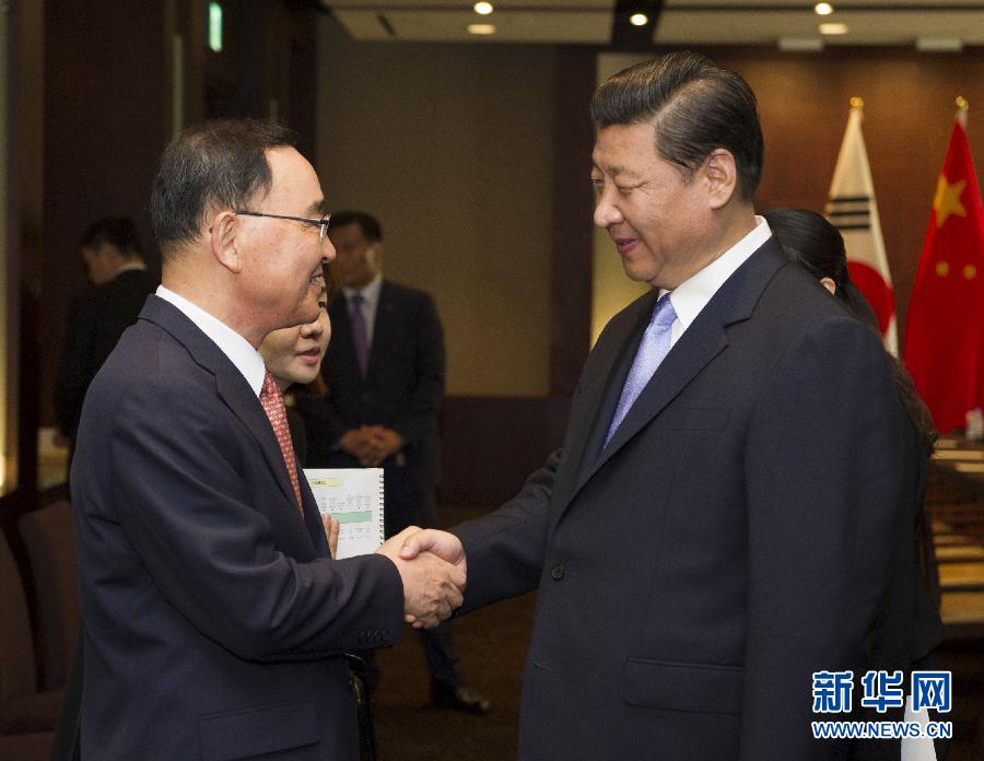 7月4日，國(guó)家主席習(xí)近平在首爾會(huì)見(jiàn)韓國(guó)總理鄭烘原。 新華社記者謝環(huán)馳攝  