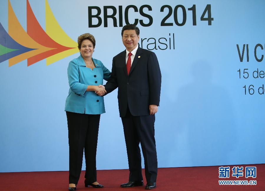 7月15日，國(guó)家主席習(xí)近平在巴西福塔萊薩出席金磚國(guó)家領(lǐng)導(dǎo)人第六次會(huì)晤。這是巴西總統(tǒng)羅塞夫迎接習(xí)近平主席。 新華社記者 蘭紅光 攝 