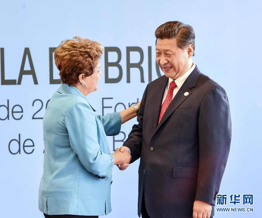 7月15日，國(guó)家主席習(xí)近平在巴西福塔萊薩出席金磚國(guó)家領(lǐng)導(dǎo)人第六次會(huì)晤。這是巴西總統(tǒng)羅塞夫迎接習(xí)近平主席。 新華社記者 李學(xué)仁 攝  