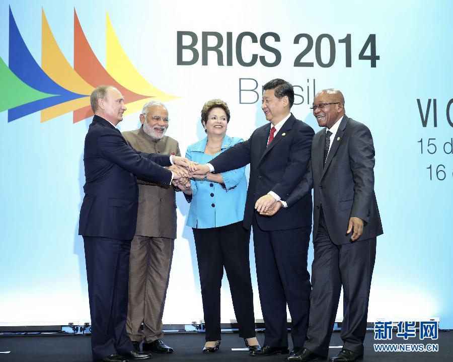 7月15日，國(guó)家主席習(xí)近平在巴西福塔萊薩出席金磚國(guó)家領(lǐng)導(dǎo)人第六次會(huì)晤。這是金磚國(guó)家領(lǐng)導(dǎo)人集體合影。 新華社記者蘭紅光攝 