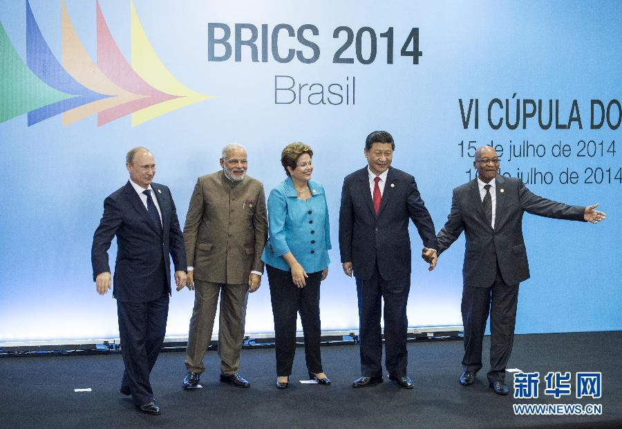 7月15日，國(guó)家主席習(xí)近平在巴西福塔萊薩出席金磚國(guó)家領(lǐng)導(dǎo)人第六次會(huì)晤。這是金磚國(guó)家領(lǐng)導(dǎo)人集體合影。 新華社記者王曄攝  