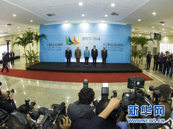 7月15日，國(guó)家主席習(xí)近平在巴西福塔萊薩出席金磚國(guó)家領(lǐng)導(dǎo)人第六次會(huì)晤。這是金磚國(guó)家領(lǐng)導(dǎo)人集體合影。 新華社記者王曄攝