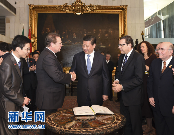 7月16日，國家主席習(xí)近平在巴西利亞會見巴西參議長卡列羅斯（前排左二）和眾議長阿爾維斯（前排右二）。 新華社記者 李學(xué)仁 攝 