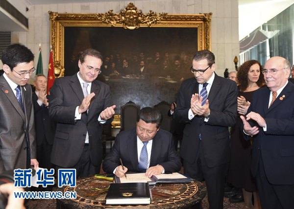 7月16日，國家主席習(xí)近平在巴西利亞會見巴西參議長卡列羅斯（前排左二）和眾議長阿爾維斯（前排右二）。這是習(xí)近平應(yīng)邀為參眾兩院題詞。新華社記者 李學(xué)仁 攝 