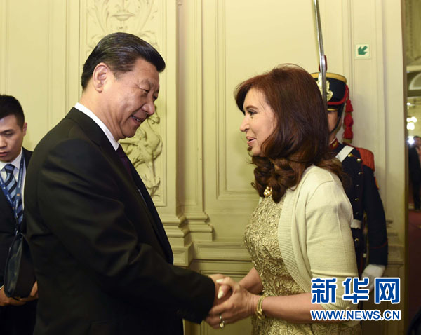 當(dāng)?shù)貢r(shí)間7月18日，國家主席習(xí)近平在布宜諾斯艾利斯同阿根廷總統(tǒng)克里斯蒂娜舉行會(huì)談。這是會(huì)談開始前，克里斯蒂娜在總統(tǒng)府為習(xí)近平舉行隆重歡迎儀式。新華社記者 李學(xué)仁 攝