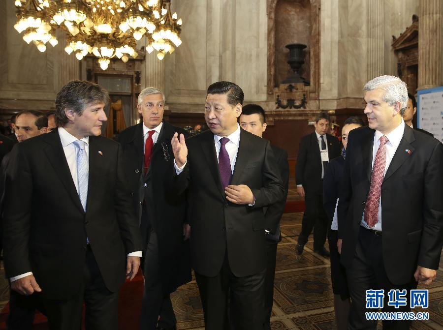 當(dāng)?shù)貢r間7月19日，國家主席習(xí)近平在布宜諾斯艾利斯會見阿根廷副總統(tǒng)兼參議長布杜（前左）和眾議長多明格斯（前右）。 新華社記者丁林?jǐn)z 