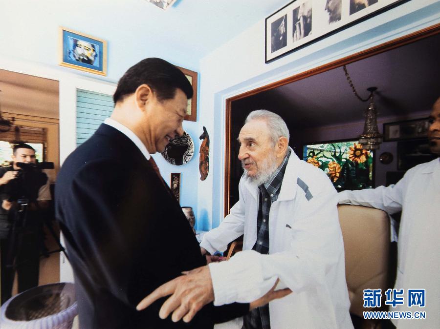 當(dāng)?shù)貢r(shí)間7月22日，國家主席習(xí)近平在哈瓦那親切探望古巴革命領(lǐng)袖菲德爾&middot;卡斯特羅。 新華社發(fā)