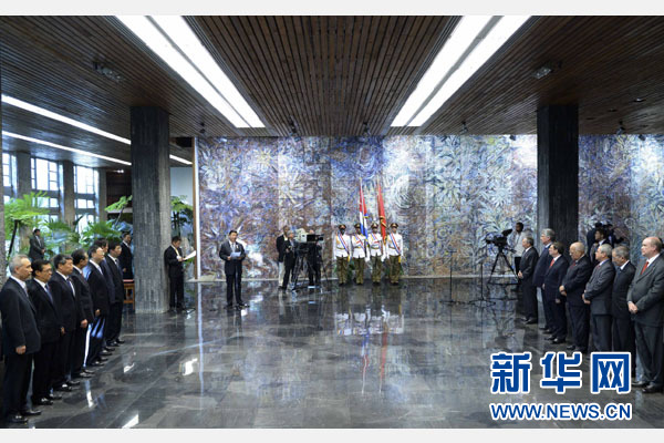 當?shù)貢r間7月22日，國家主席習近平在哈瓦那接受古巴政府授予的&ldquo;何塞&middot;馬蒂&rdquo;勛章。古巴國務委員會主席兼部長會議主席勞爾&middot;卡斯特羅為習近平佩戴勛章。新華社記者馬占成攝