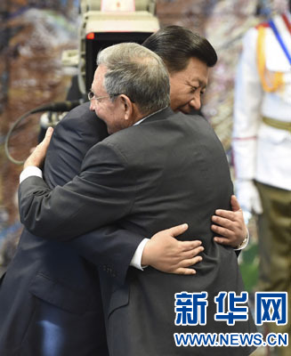 當?shù)貢r間7月22日，國家主席習近平在哈瓦那接受古巴政府授予的&ldquo;何塞&middot;馬蒂&rdquo;勛章。古巴國務委員會主席兼部長會議主席勞爾&middot;卡斯特羅為習近平佩戴勛章。新華社記者馬占成攝