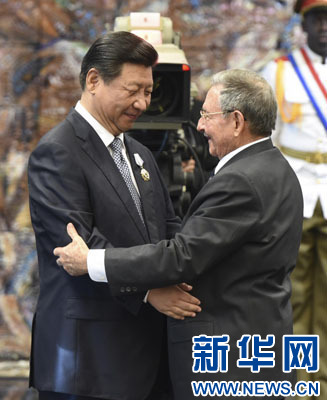 當?shù)貢r間7月22日，國家主席習近平在哈瓦那接受古巴政府授予的&ldquo;何塞&middot;馬蒂&rdquo;勛章。古巴國務委員會主席兼部長會議主席勞爾&middot;卡斯特羅為習近平佩戴勛章。新華社記者馬占成攝