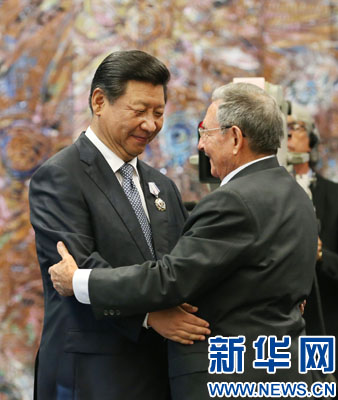當?shù)貢r間7月22日，國家主席習近平在哈瓦那接受古巴政府授予的&ldquo;何塞&middot;馬蒂&rdquo;勛章。古巴國務委員會主席兼部長會議主席勞爾&middot;卡斯特羅為習近平佩戴勛章。新華社記者劉衛(wèi)兵攝