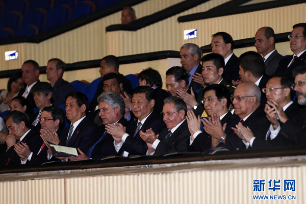      出當(dāng)?shù)貢r(shí)間7月22日，國(guó)家主席習(xí)近平在哈瓦那與古巴國(guó)務(wù)委員會(huì)主席兼部長(zhǎng)會(huì)議主席勞爾&middot;卡斯特羅共同觀看中古芭蕾舞聯(lián)合演出。新華社記者李學(xué)仁攝 