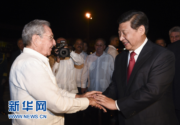 當(dāng)?shù)貢r(shí)間7月23日，國(guó)家主席習(xí)近平結(jié)束對(duì)古巴的訪問(wèn)，離開(kāi)圣地亞哥，啟程回國(guó)。這是古巴國(guó)務(wù)委員會(huì)主席兼部長(zhǎng)會(huì)議主席勞爾&middot;卡斯特羅到機(jī)場(chǎng)為習(xí)近平送行。新華社記者 李學(xué)仁 攝 