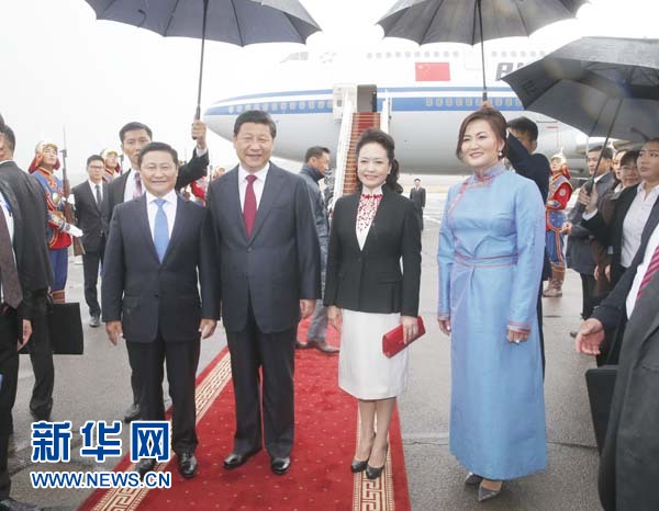 8月21日，國家主席習近平抵達烏蘭巴托，開始對蒙古國進行國事訪問。習近平和夫人彭麗媛在機場受到蒙古國總理阿勒坦呼亞格夫婦熱情迎接。新華社記者鞠鵬攝 