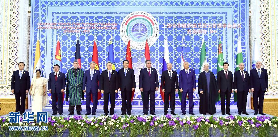 9月12日，上海合作組織成員國(guó)元首理事會(huì)第十四次會(huì)議在塔吉克斯坦首都杜尚別舉行。國(guó)家主席習(xí)近平出席會(huì)議并發(fā)表重要講話。這是與會(huì)成員國(guó)元首、觀察員國(guó)領(lǐng)導(dǎo)人或代表、主席國(guó)客人以及有關(guān)國(guó)際和地區(qū)組織代表集體合影。新華社記者李濤攝 