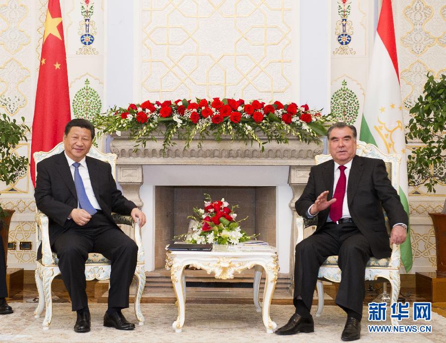 9月13日，國(guó)家主席習(xí)近平在杜尚別同塔吉克斯坦總統(tǒng)拉赫蒙舉行會(huì)談。 新華社記者黃敬文攝 