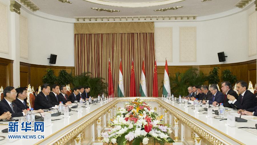 9月13日，國(guó)家主席習(xí)近平在杜尚別同塔吉克斯坦總統(tǒng)拉赫蒙舉行會(huì)談。 新華社記者謝環(huán)馳攝 