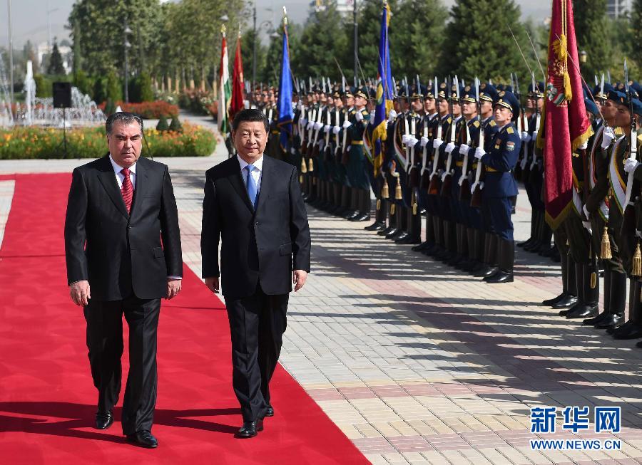 9月13日，國家主席習近平在杜尚別同塔吉克斯坦總統(tǒng)拉赫蒙舉行會談。會談前，拉赫蒙在民族宮前廣場為習近平舉行隆重的歡迎儀式。新華社記者馬占成攝 