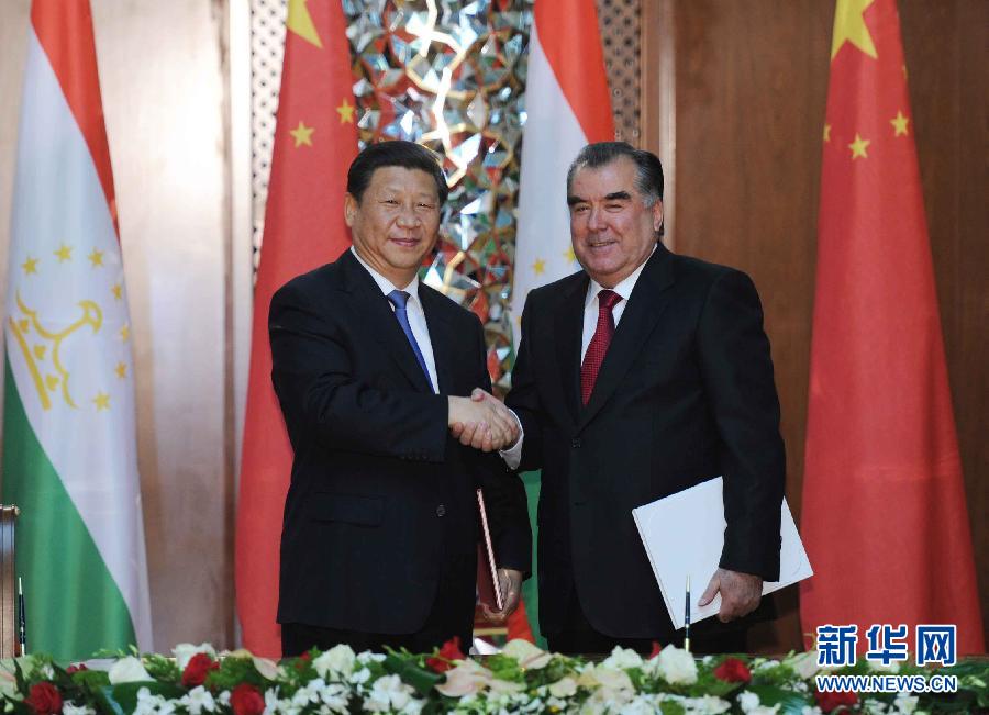 9月13日，國家主席習近平和塔吉克斯坦總統(tǒng)拉赫蒙在杜尚別共同簽署《中塔關于進一步發(fā)展和深化戰(zhàn)略伙伴關系的聯(lián)合宣言》。新華社記者謝環(huán)馳攝 