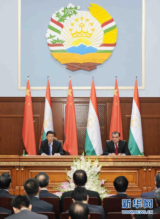 9月13日，國家主席習近平同塔吉克斯坦總統(tǒng)拉赫蒙在杜尚別共同會見記者。 新華社記者謝環(huán)馳攝