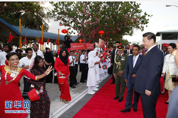 9月14日，國家主席習近平抵達馬累，開始對馬爾代夫進行國事訪問。習近平和夫人彭麗媛在機場受到馬爾代夫總統(tǒng)亞明夫婦的熱情迎接。 新華社記者 鞠鵬 攝