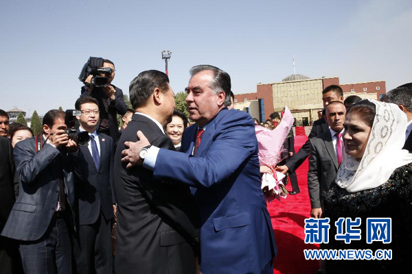 9月14日，國(guó)家主席習(xí)近平結(jié)束對(duì)塔吉克斯坦的國(guó)事訪問(wèn)，乘坐專機(jī)離開(kāi)杜尚別。拉赫蒙總統(tǒng)夫婦專程到機(jī)場(chǎng)為習(xí)近平和夫人彭麗媛送行。新華社記者 鞠鵬 攝 