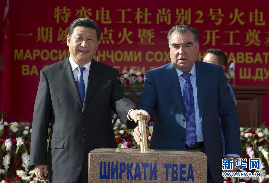 9月13日，國家主席習(xí)近平和塔吉克斯坦總統(tǒng)拉赫蒙在杜尚別共同出席中塔兩國重大合作項(xiàng)目&mdash;&mdash;杜尚別2號(hào)熱電廠一期工程竣工儀式、二期工程開工儀式。這是習(xí)近平和拉赫蒙一同將裝有兩國元首簽名二期工程奠基紀(jì)念頁的金色金屬管放入水泥墩中。 新華社記者黃敬文攝 