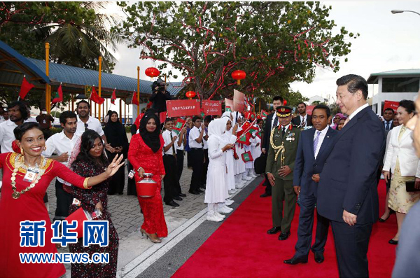  9月14日，國家主席習(xí)近平抵達(dá)馬累，開始對(duì)馬爾代夫進(jìn)行國事訪問。習(xí)近平和夫人彭麗媛在機(jī)場(chǎng)受到馬爾代夫總統(tǒng)亞明夫婦的熱情迎接。新華社記者 鞠鵬 攝 