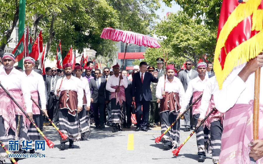 9月15日，國家主席習(xí)近平同馬爾代夫總統(tǒng)亞明在馬累舉行會(huì)談。會(huì)談前，亞明在共和國廣場為習(xí)近平舉行歡迎儀式。 新華社記者 鞠鵬 攝