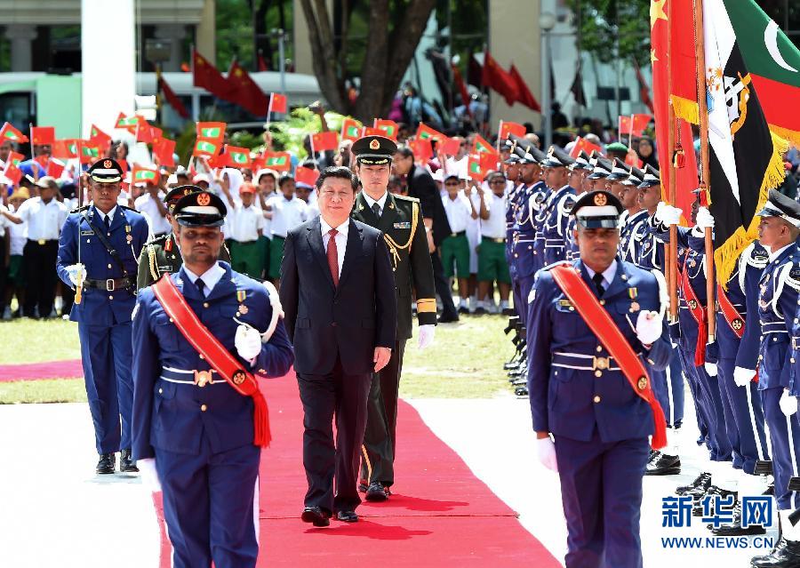 9月15日，國家主席習(xí)近平同馬爾代夫總統(tǒng)亞明在馬累舉行會(huì)談。會(huì)談前，亞明在共和國廣場為習(xí)近平舉行歡迎儀式。 新華社記者 馬占成 攝 