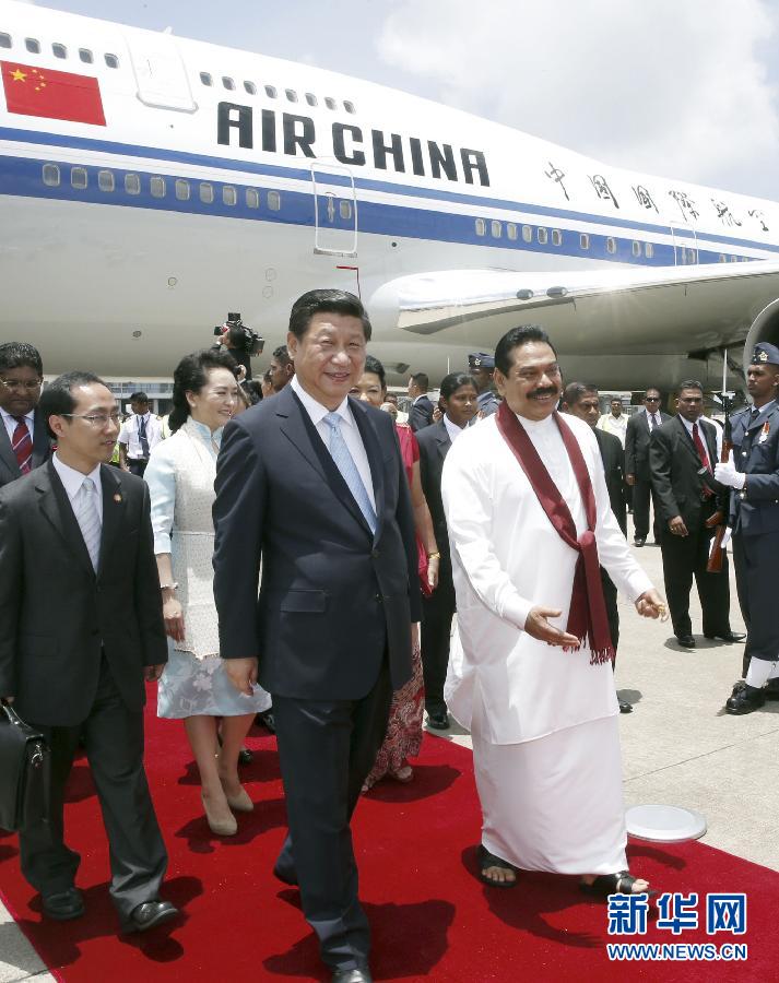9月16日，國家主席習(xí)近平抵達(dá)科倫坡，開始對斯里蘭卡進(jìn)行國事訪問。在班達(dá)拉奈克國際機(jī)場，習(xí)近平和夫人彭麗媛受到拉賈帕克薩總統(tǒng)夫婦熱情迎接。新華社記者鞠鵬攝 