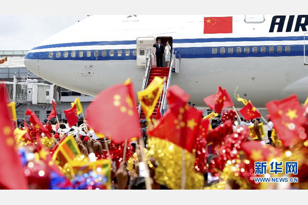 9月16日，國家主席習(xí)近平抵達(dá)科倫坡，開始對斯里蘭卡進(jìn)行國事訪問。這是習(xí)近平和夫人彭麗媛向歡迎群眾揮手致意。 新華社記者馬占成攝 