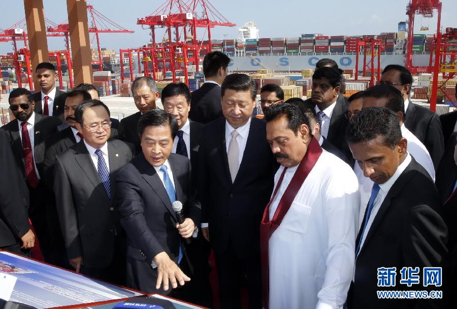 9月17日，國(guó)家主席習(xí)近平在斯里蘭卡總統(tǒng)拉賈帕克薩陪同下，考察中斯重要合作項(xiàng)目&mdash;&mdash;科倫坡港南集裝箱碼頭。 新華社記者 鞠鵬 攝