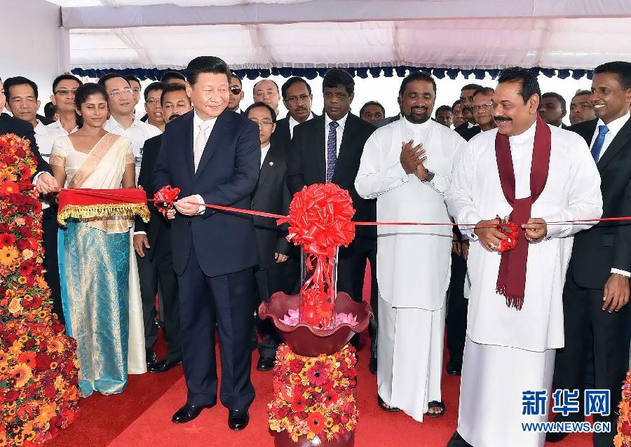 9月17日，國(guó)家主席習(xí)近平在斯里蘭卡總統(tǒng)拉賈帕克薩陪同下考察中斯港口合作項(xiàng)目。這是習(xí)近平和拉賈帕克薩為港口城開工剪彩。 新華社記者李濤 攝