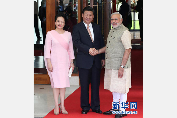 9月17日，國家主席習(xí)近平在古吉拉特邦艾哈邁達巴德會見印度總理莫迪。這是會見前，莫迪在習(xí)近平下榻的賓館前迎接習(xí)近平和夫人彭麗媛。 新華社記者 龐興雷 攝