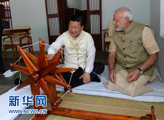 9月17日，國家主席習(xí)近平在印度古吉拉特邦進行訪問。印度總理莫迪全程陪同。這是習(xí)近平在參觀甘地故居時，親自搖動甘地曾經(jīng)使用過的紡車。新華社記者 馬占成 攝