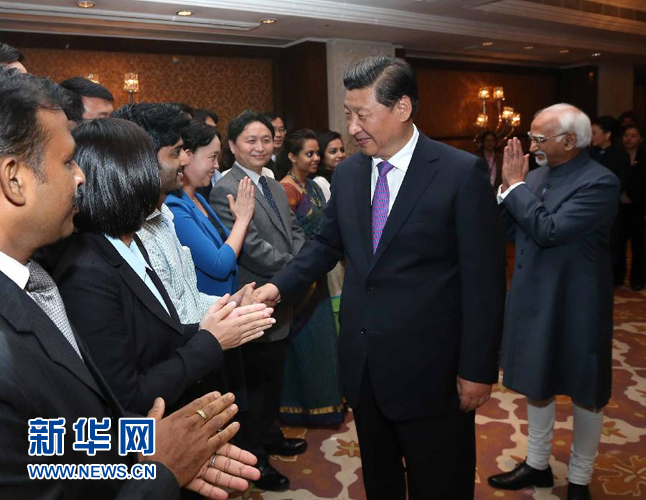 9月18日，國(guó)家主席習(xí)近平在印度世界事務(wù)委員會(huì)發(fā)表題為《攜手追尋民族復(fù)興之夢(mèng)》的重要演講。演講結(jié)束后，習(xí)近平接見中印兩國(guó)青年代表。新華社記者 龐興雷 攝