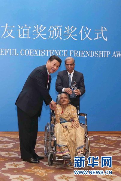 9月19日，國(guó)家主席習(xí)近平在新德里會(huì)見(jiàn)印度友好人士、友好團(tuán)體代表，并頒發(fā)和平共處五項(xiàng)原則友誼獎(jiǎng)，表彰他們長(zhǎng)期致力于中印友好事業(yè)。新華社記者龐興雷攝 