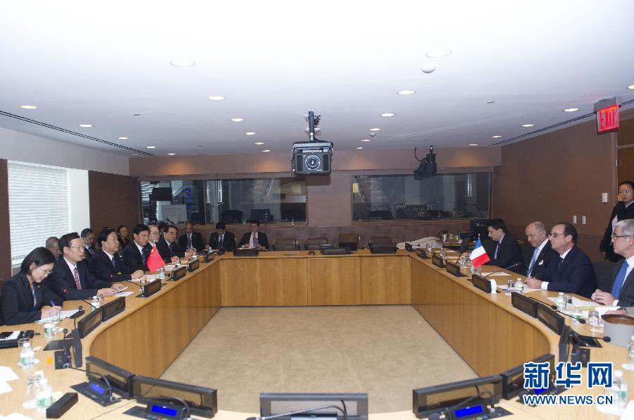 9月23日，出席聯(lián)合國(guó)氣候峰會(huì)的國(guó)家主席習(xí)近平特使、國(guó)務(wù)院副總理張高麗在紐約聯(lián)合國(guó)總部會(huì)見法國(guó)總統(tǒng)奧朗德。 新華社記者 王曄 攝