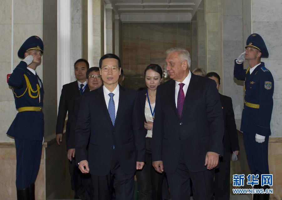 9月27日，應(yīng)邀訪問(wèn)白俄羅斯的國(guó)務(wù)院副總理張高麗在明斯克同白俄羅斯總理米亞斯尼科維奇舉行會(huì)談。 新華社記者王曄攝