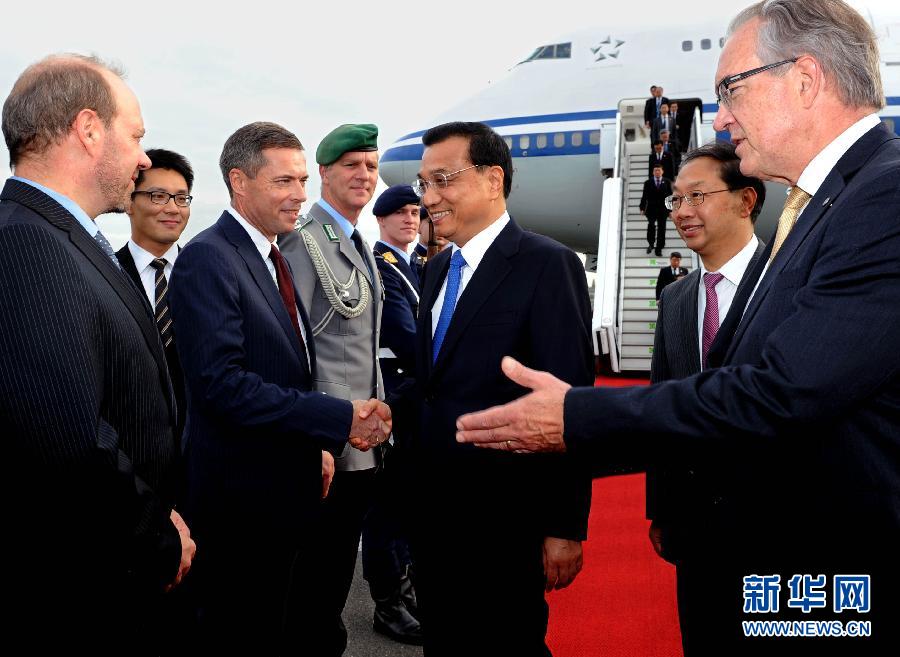 10月9日，國務院總理李克強抵達柏林開始對德國進行正式訪問。德國政府高級官員到機場迎接。 新華社記者 饒愛民 攝