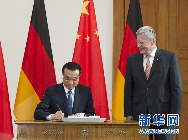 10月10日，國務院總理李克強在柏林會見德國總統(tǒng)高克。這是李克強總理在高克總統(tǒng)的陪同下在貴賓簿上簽字。 新華社記者 王曄 攝 