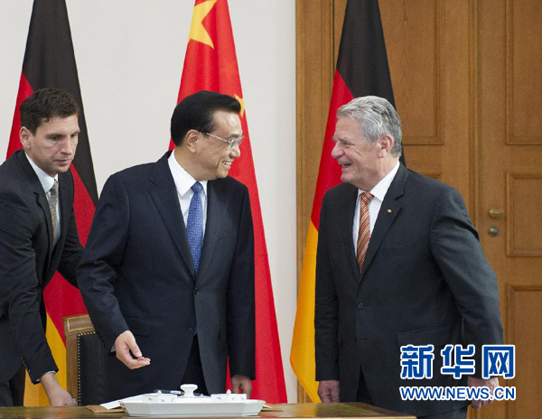 10月10日，國務院總理李克強在柏林會見德國總統(tǒng)高克。這是李克強總理與高克總統(tǒng)親切交談。 新華社記者 王曄 攝 