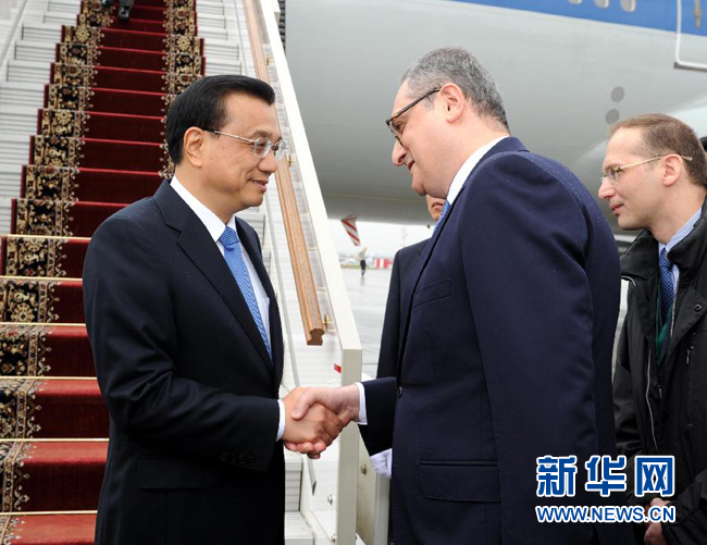 10月12日，中國國務院總理李克強乘專機抵達莫斯科，開始對俄羅斯進行正式訪問并舉行中俄總理第十九次定期會晤。俄羅斯聯(lián)邦政府高級官員到機場迎接李克強總理。新華社記者 饒愛民 攝