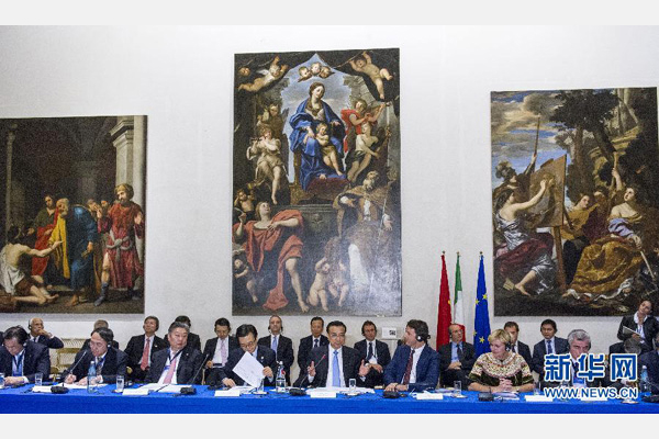 10月14日，中國(guó)國(guó)務(wù)院總理李克強(qiáng)在羅馬巴爾貝里尼宮與意大利總理倫齊共同會(huì)見中意企業(yè)家委員會(huì)委員及企業(yè)家代表并致辭。 新華社記者 王曄攝 